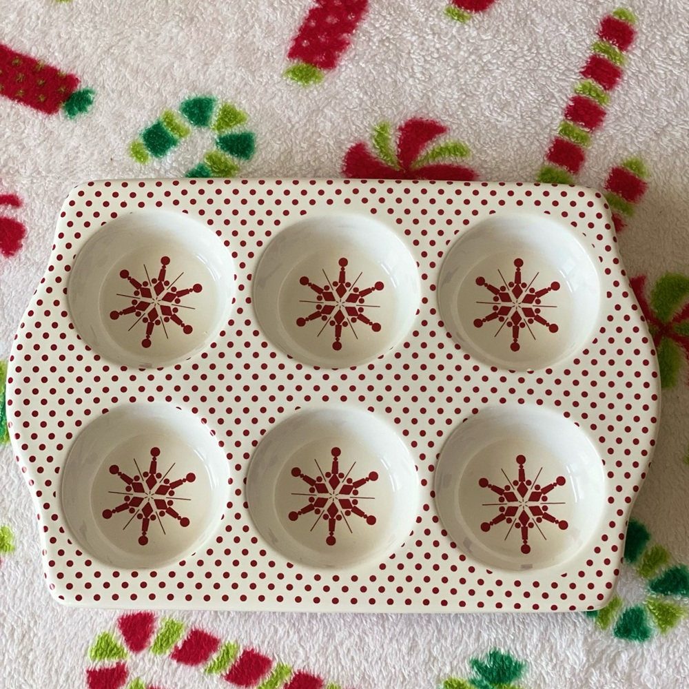 Holly Dot Glass Muffin Pan